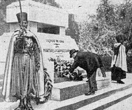 M. Doumergue devant le monument aux morts